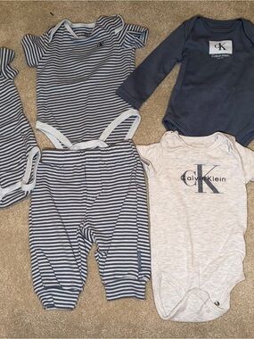 Calvin Klein Navy, Gray & White Baby Bodysuit and Pants Set